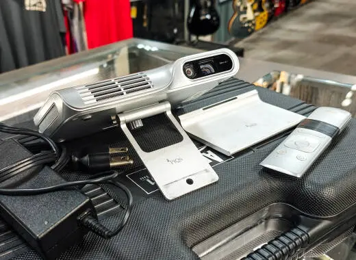PIQS - Android LED Projector 16:9/1080p with Stand 2